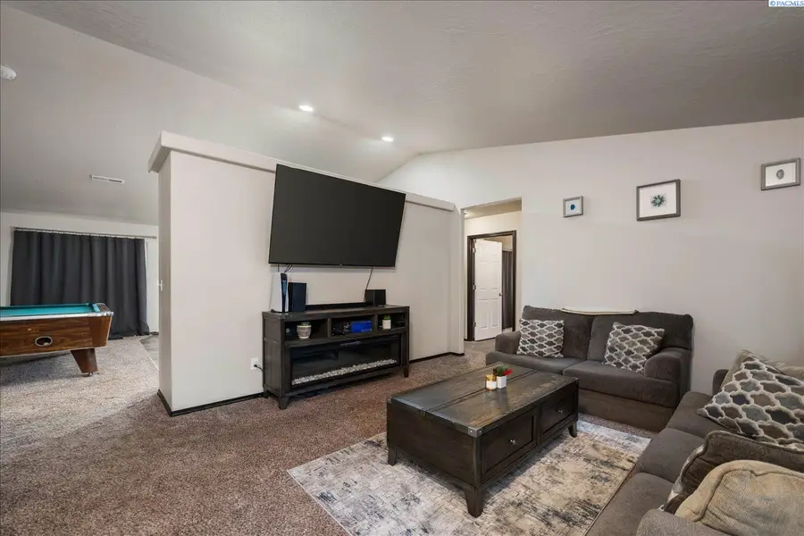 209 E 16th Ave, Kennewick, WA 99336 - Image #3