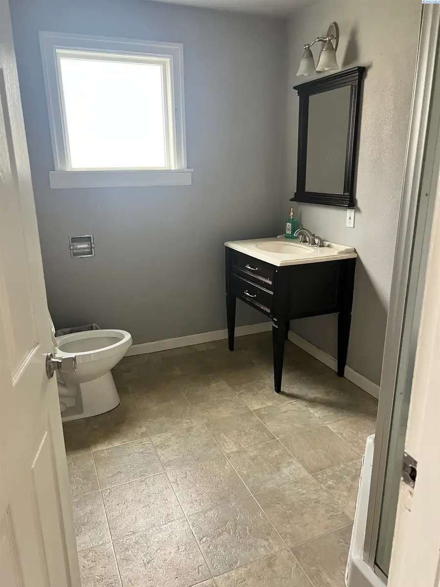 103 E Riverside Ave, Sunnyside, WA 98944 - #2