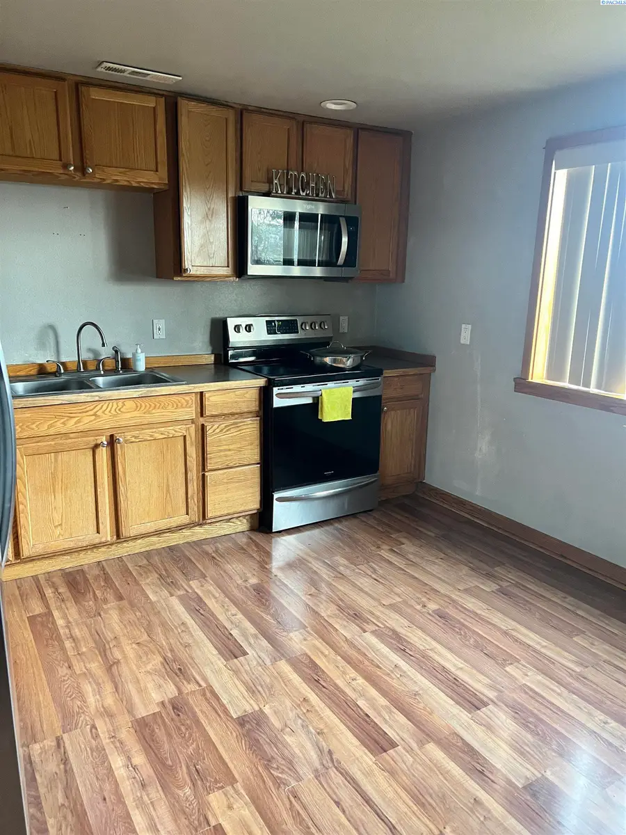 103 E Riverside Ave, Sunnyside, WA 98944 - #3
