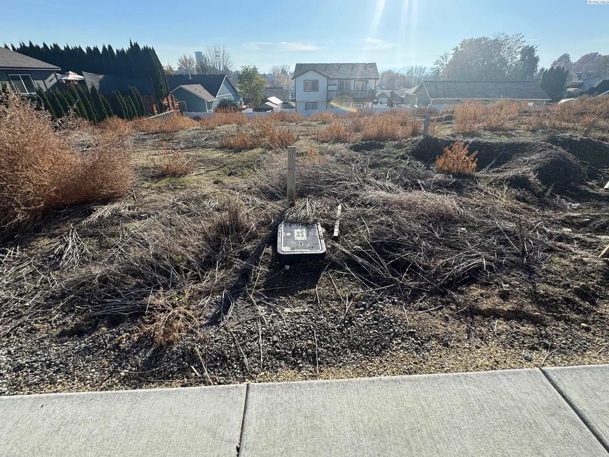 898 Ellen Ln, Zillah, WA 98953 - Image #1