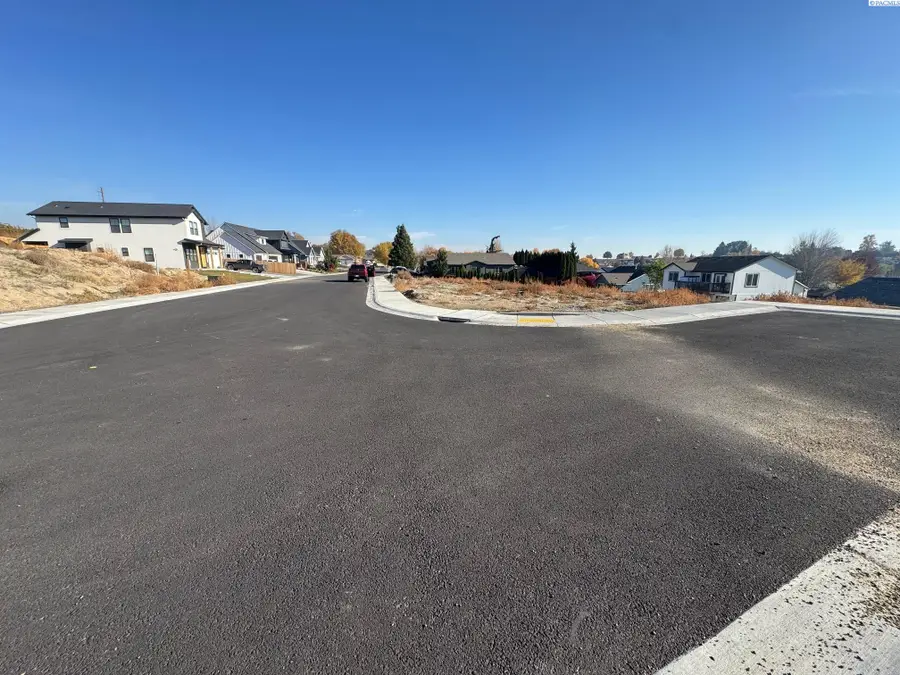 898 Ellen Ln, Zillah, WA 98953 - Image #2