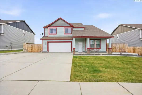 647 Pikes Peak Dr, West Richland, WA 99353