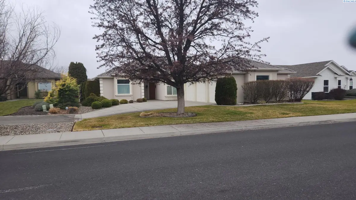 1208 Canyon Lakes Dr, Kennewick, WA 99337 - Image #1