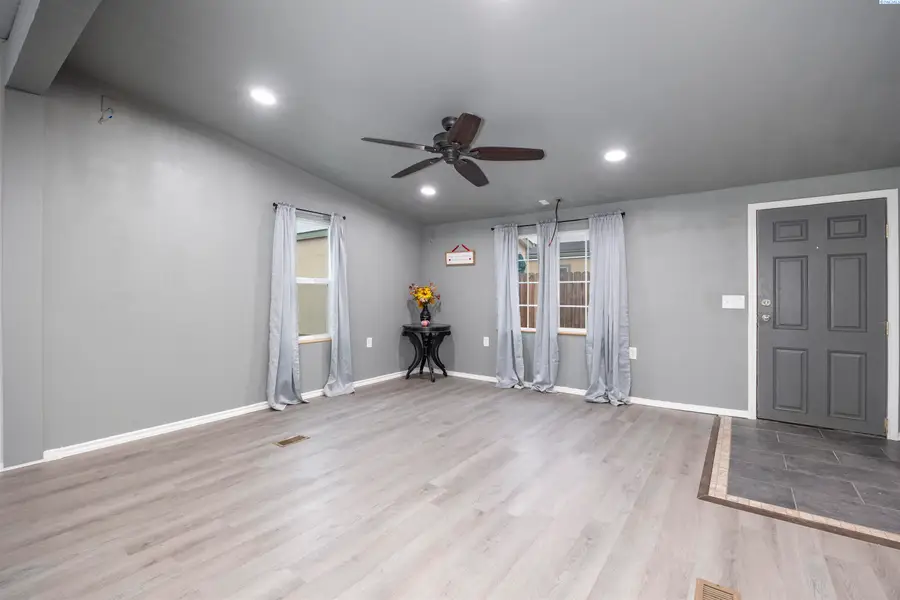 9132 W Yellowstone Ave, Kennewick, WA 99336 - Image #2