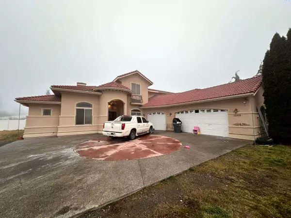 1200 Meadowlark Lane, Zillah, WA 98953