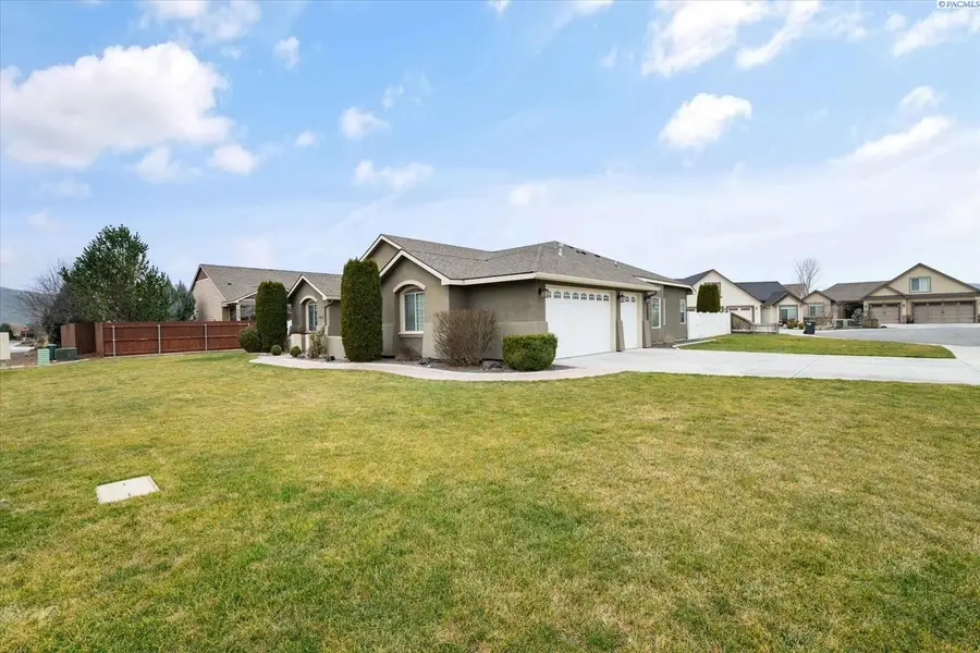 1527 Jade Ave., West Richland, WA 99353 - #2