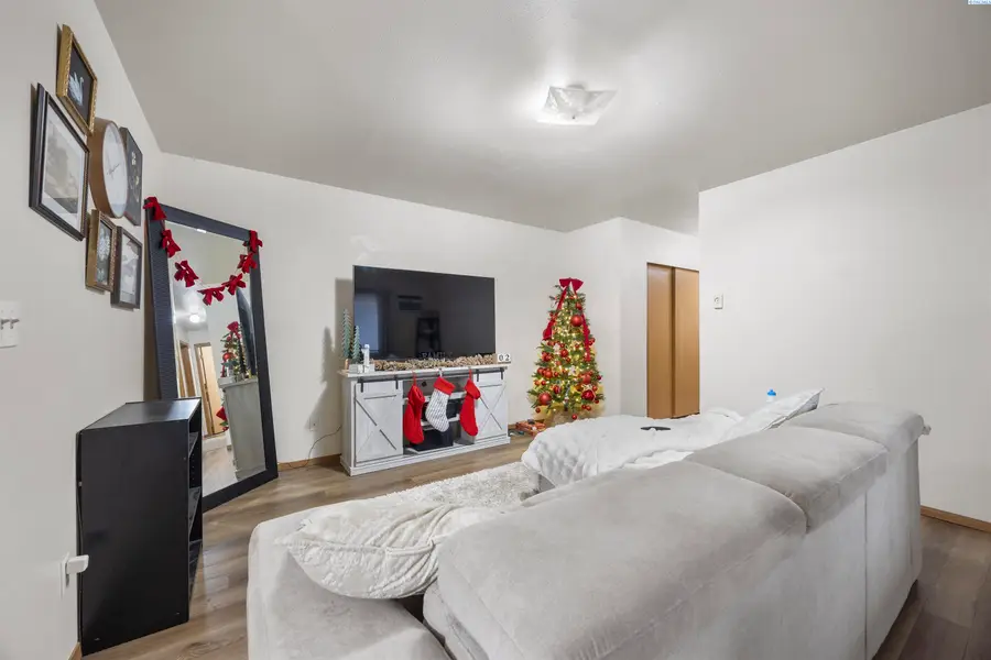 301 E 3rd Street, Granger, WA 98932 - #3