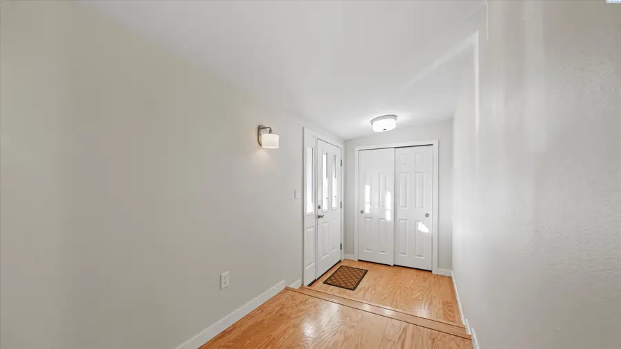 1034 Hemlock St, Prosser, WA 99350 - Image #2