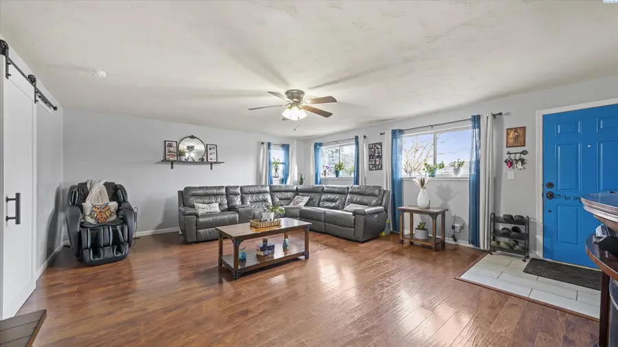 420 S Edison Pl, Kennewick, WA 99336 - Image #2