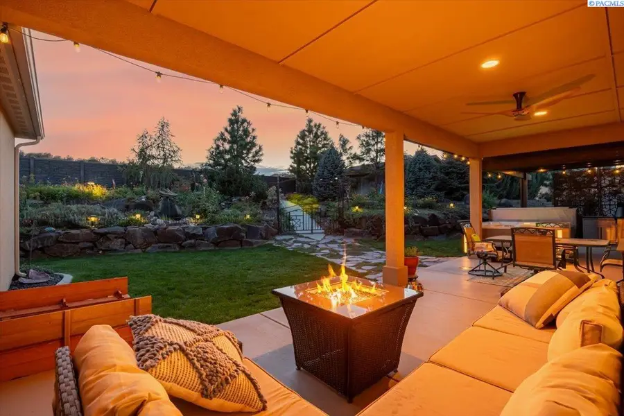 477 Heritage Hills Dr, Richland, WA 99352 - #2