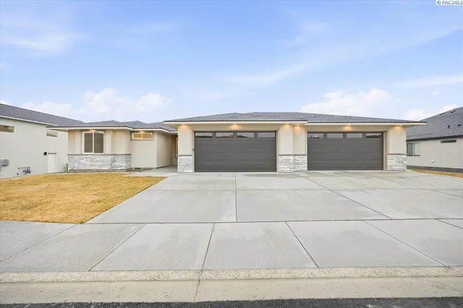 825 Thebes St, West Richland, WA 99353 - #2