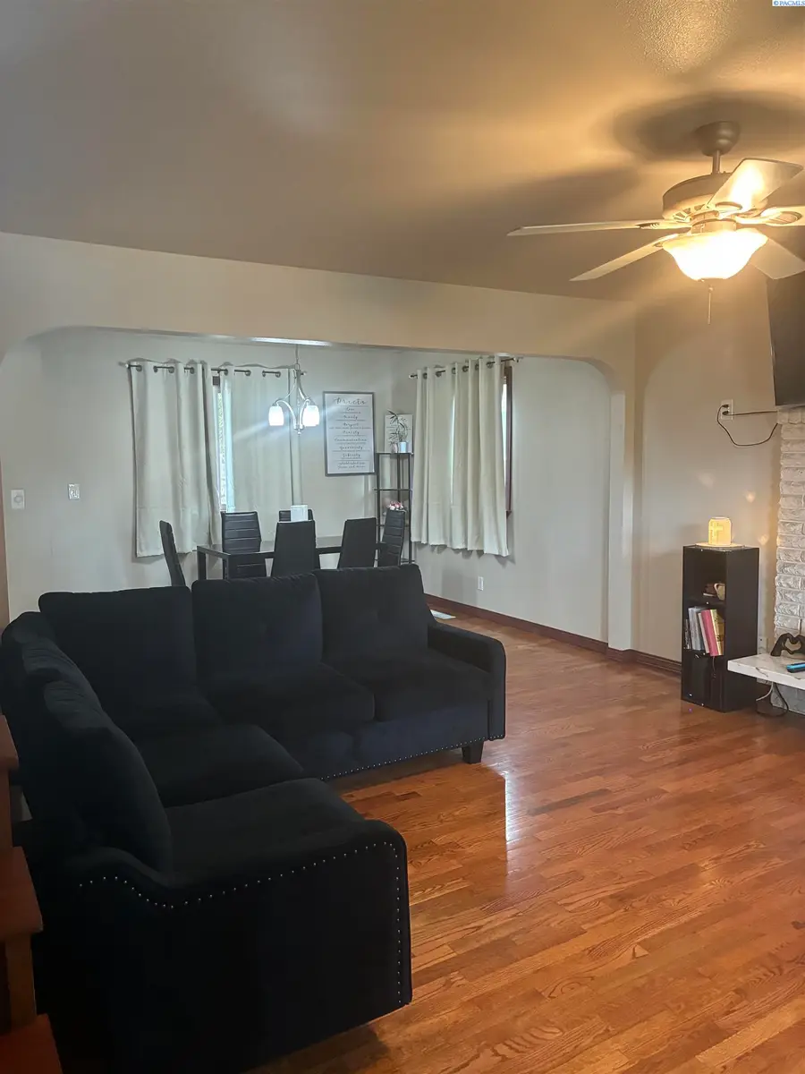 303 Avenue G, Grandview, WA 98930 - #2