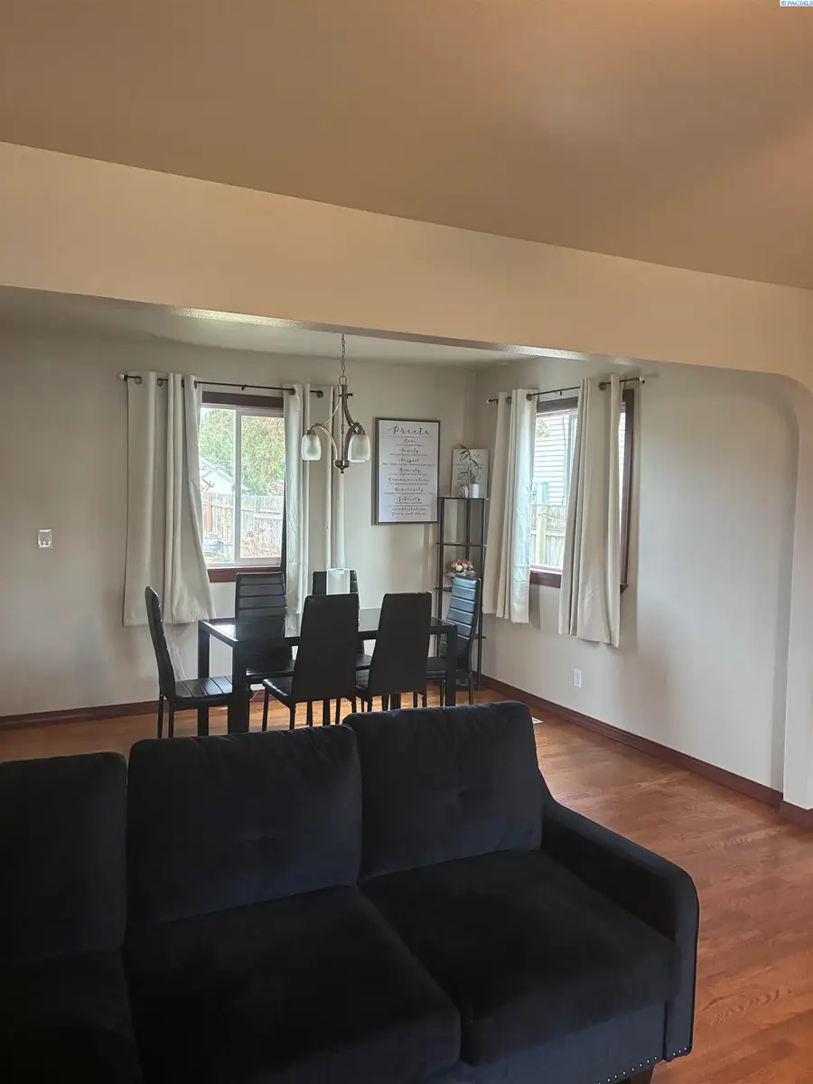 303 Avenue G, Grandview, WA 98930 - #3