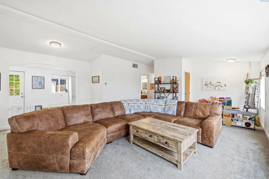 543 Lakeview Dr, Burbank, WA 99323 - #3