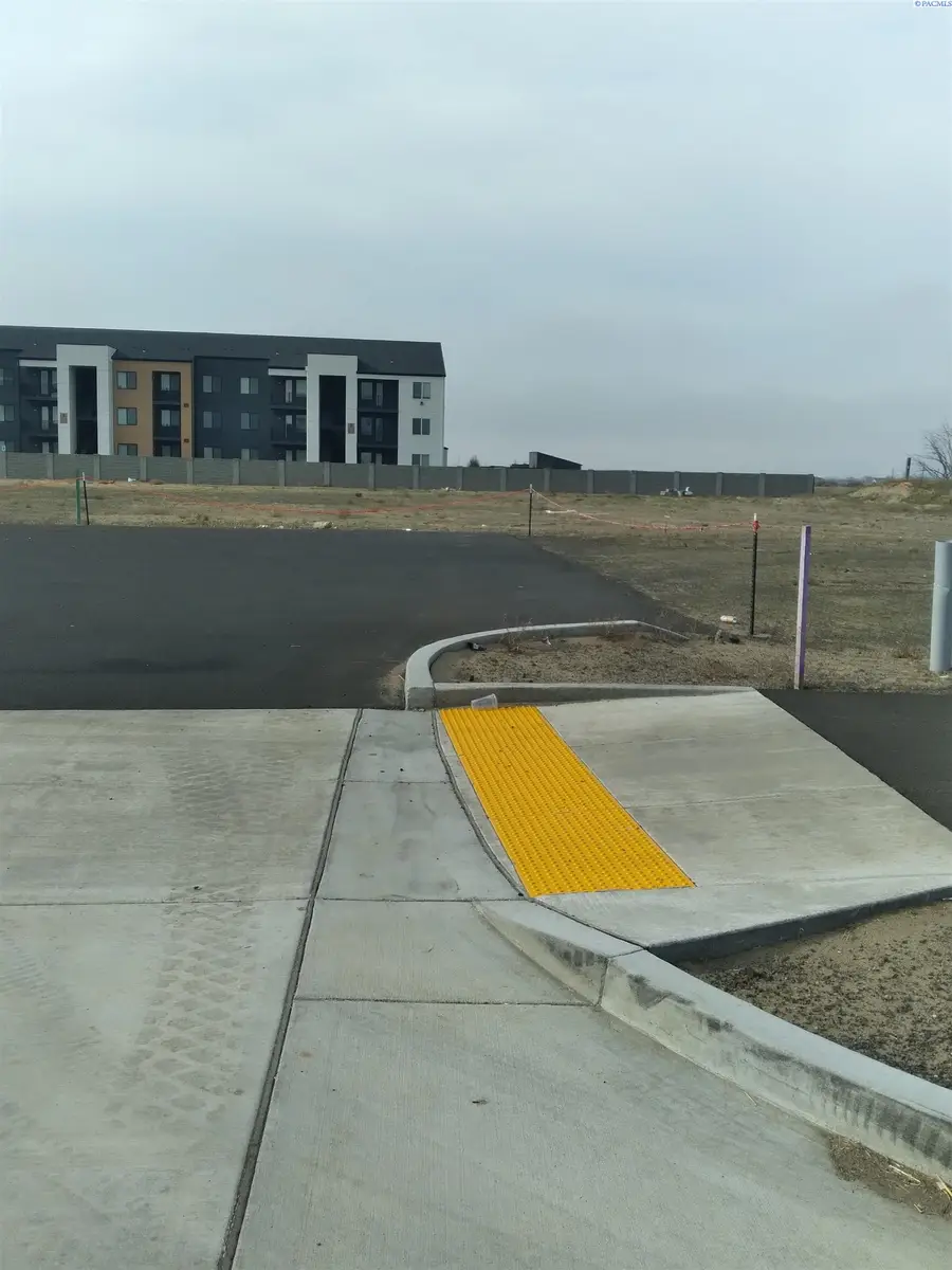 6402 Broadmoor Blvd, Pasco, WA 99301 - #3
