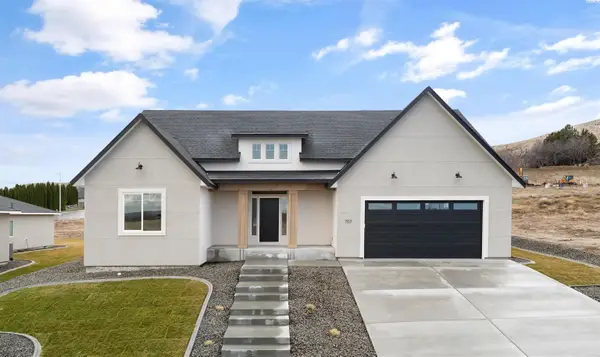 1104 S Florida Loop, Kennewick, WA 99338