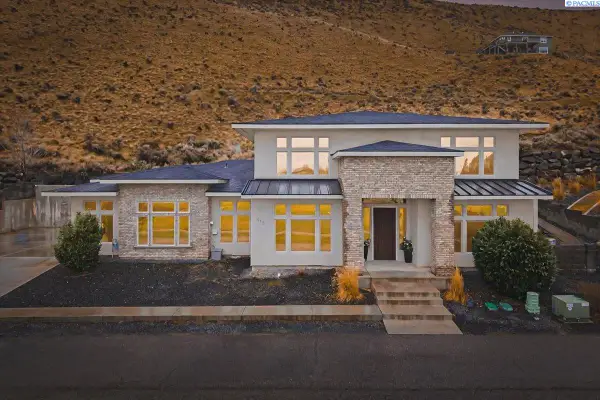 915 Meadow Hills Dr, Richland, WA 99352