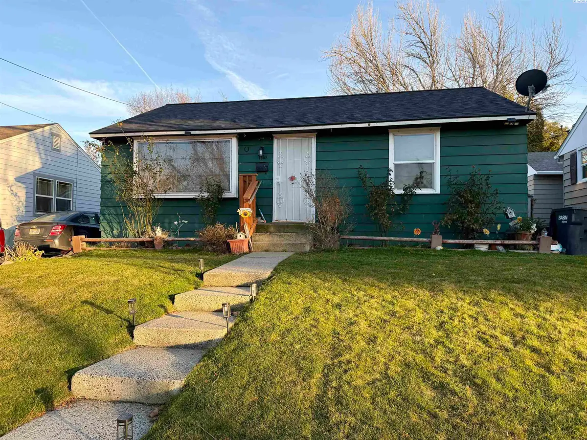 1208 Playfield Ave, Prosser, WA 99350 - #1