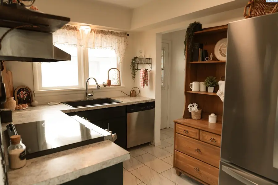 325 S Almira Ave, Connell, WA 99326 - #2