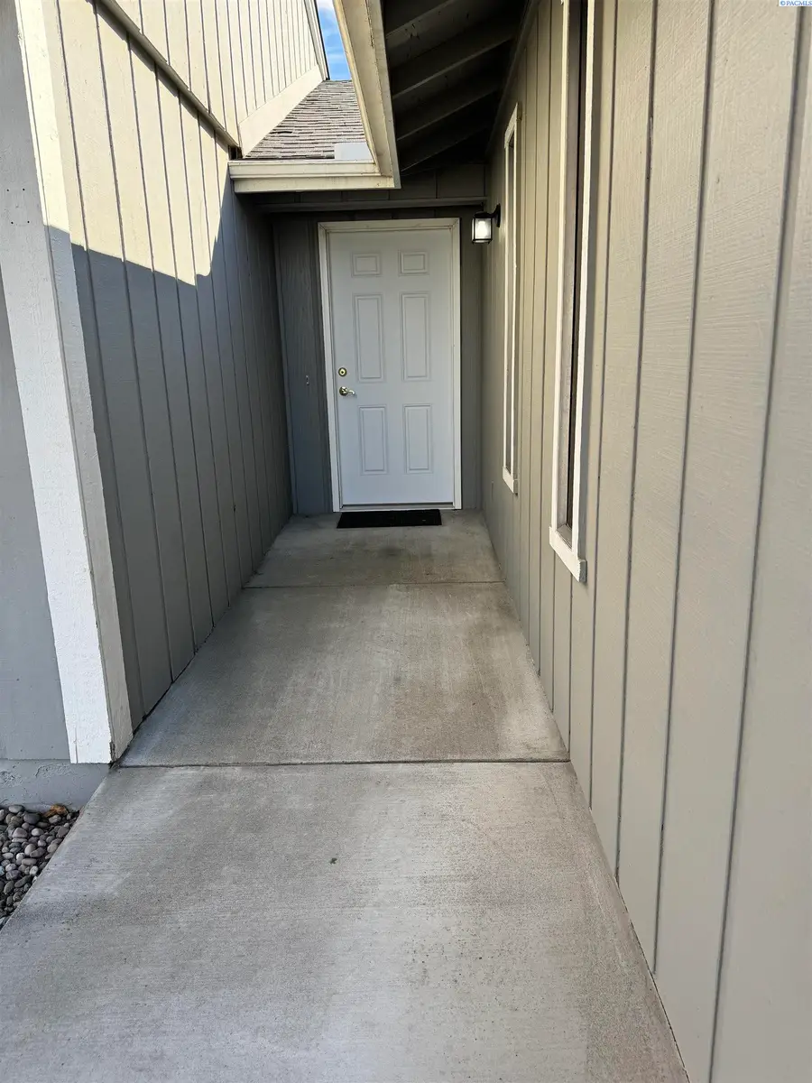 412 N Kansas St, Kennewick, WA 99336 - #3