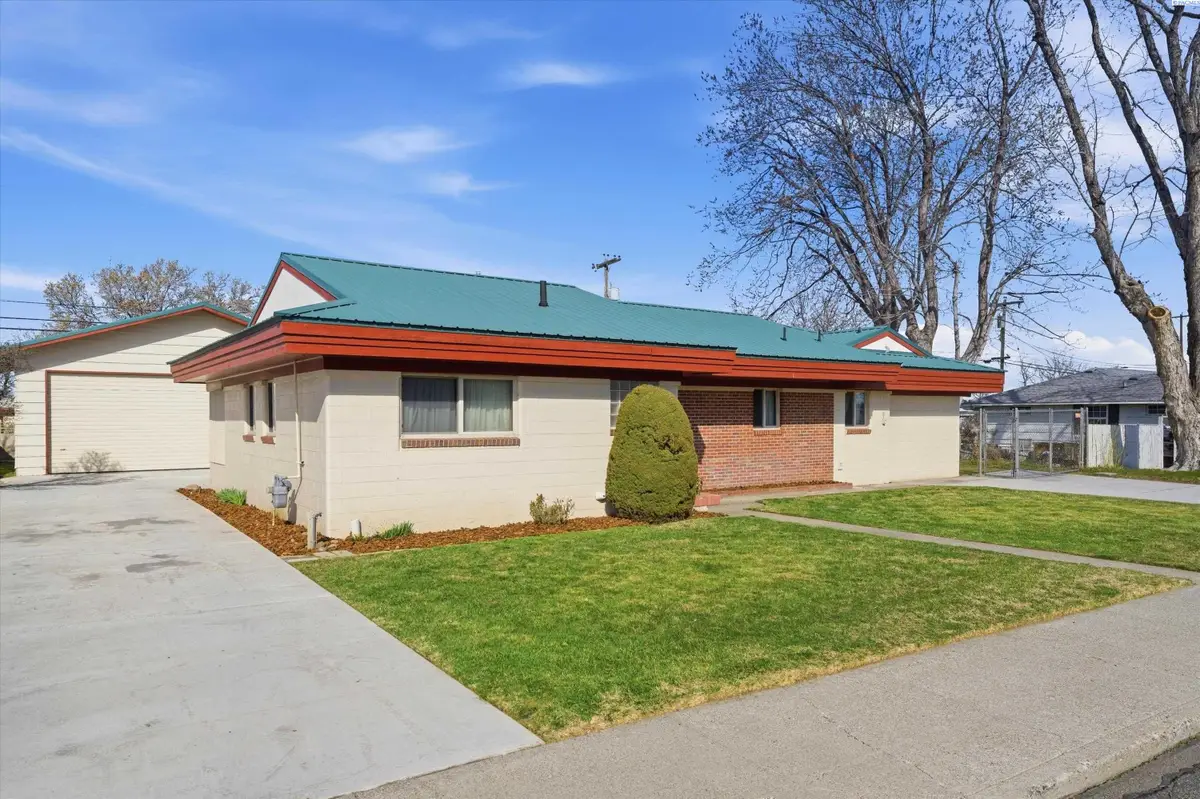 2430 W Clearwater Ave, Kennewick, WA 99336 - #1