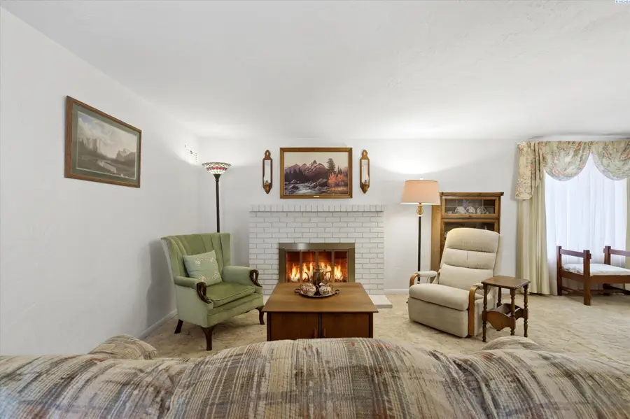 2430 W Clearwater Ave, Kennewick, WA 99336 - #3