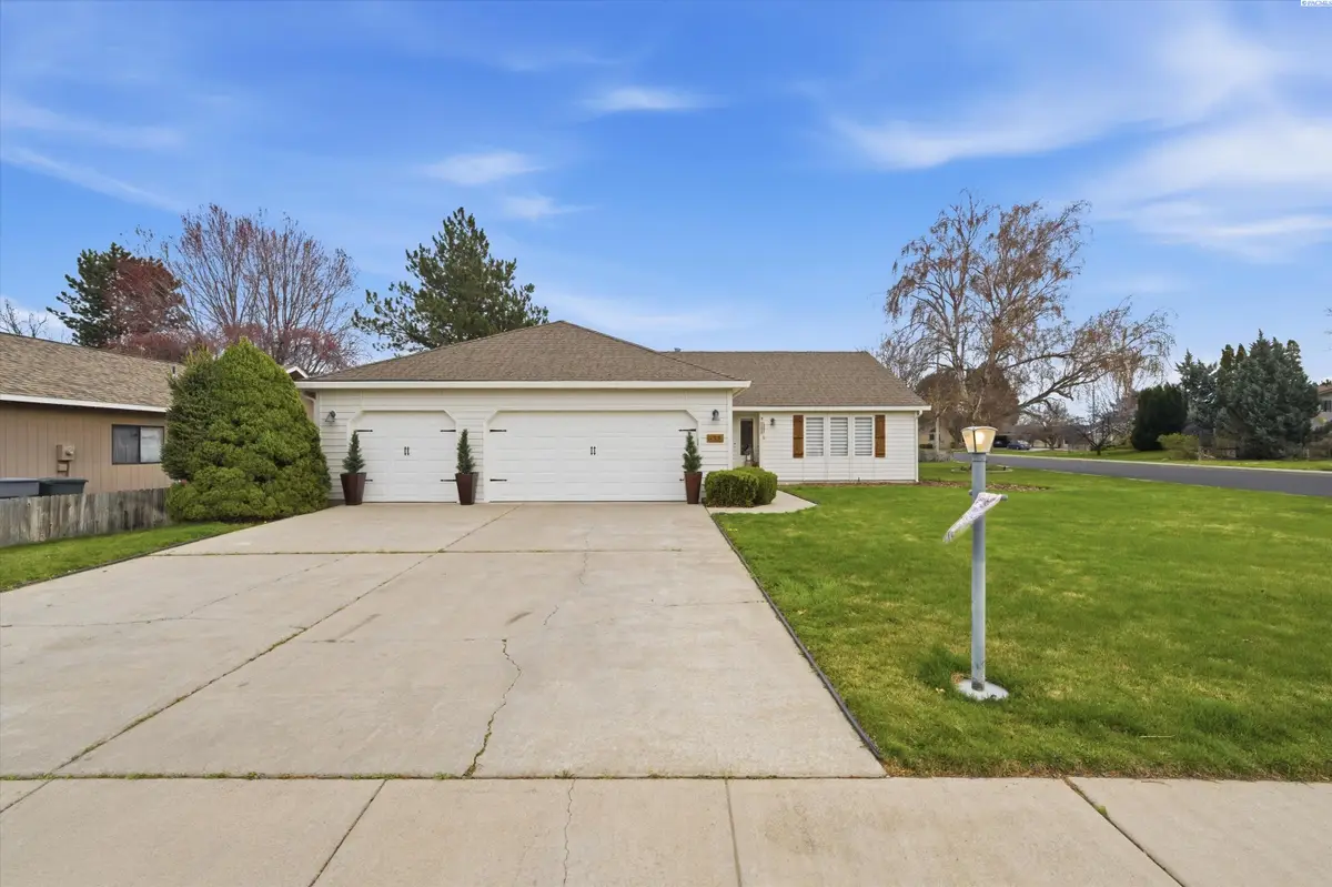 630 Meadows Drive East, Richland, WA 99352 - #1