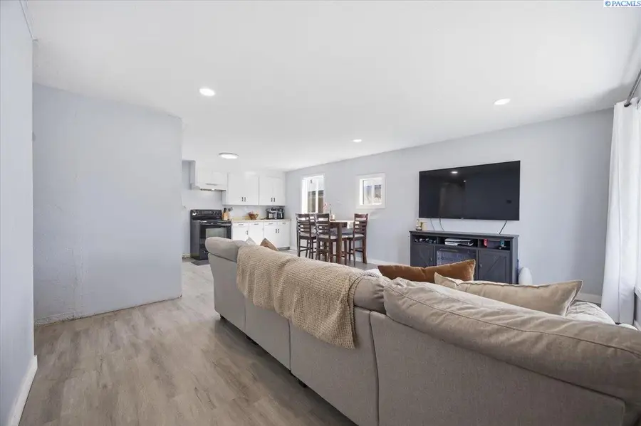 1515 N 17th Ave, Pasco, WA 99301 - #2