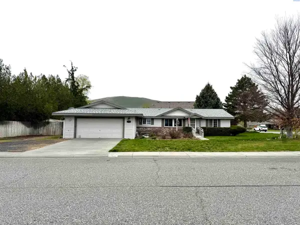 2797 Chicory Dr, West Richland, WA 99353