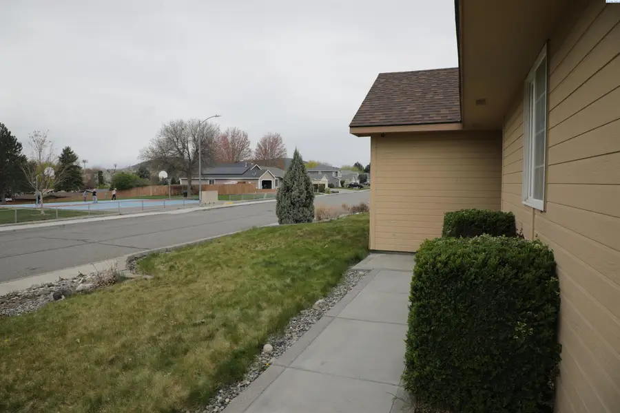 8722 W Bonnie Ave, Kennewick, WA 99336 - #3