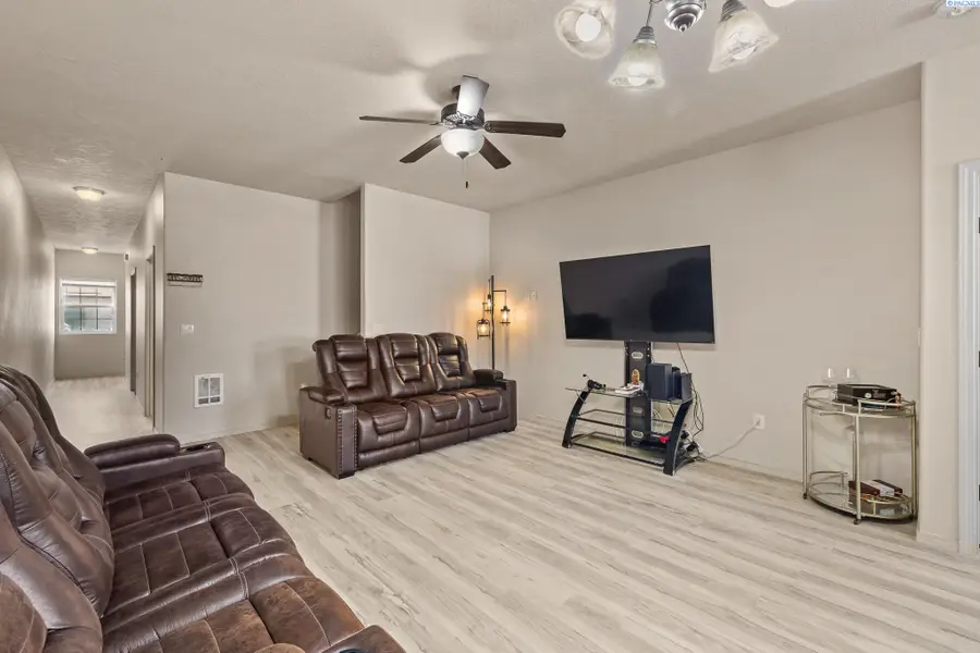 117 S Tweedt Pl, Kennewick, WA 99336 - #3
