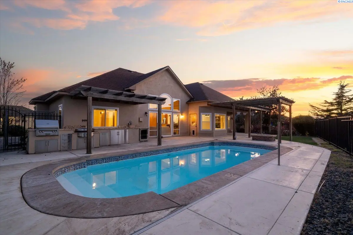 3068 Bluffs Dr, Richland, WA 99354 - #1