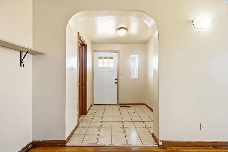 211 G Street, Endicott, WA 99125-5129 - #2