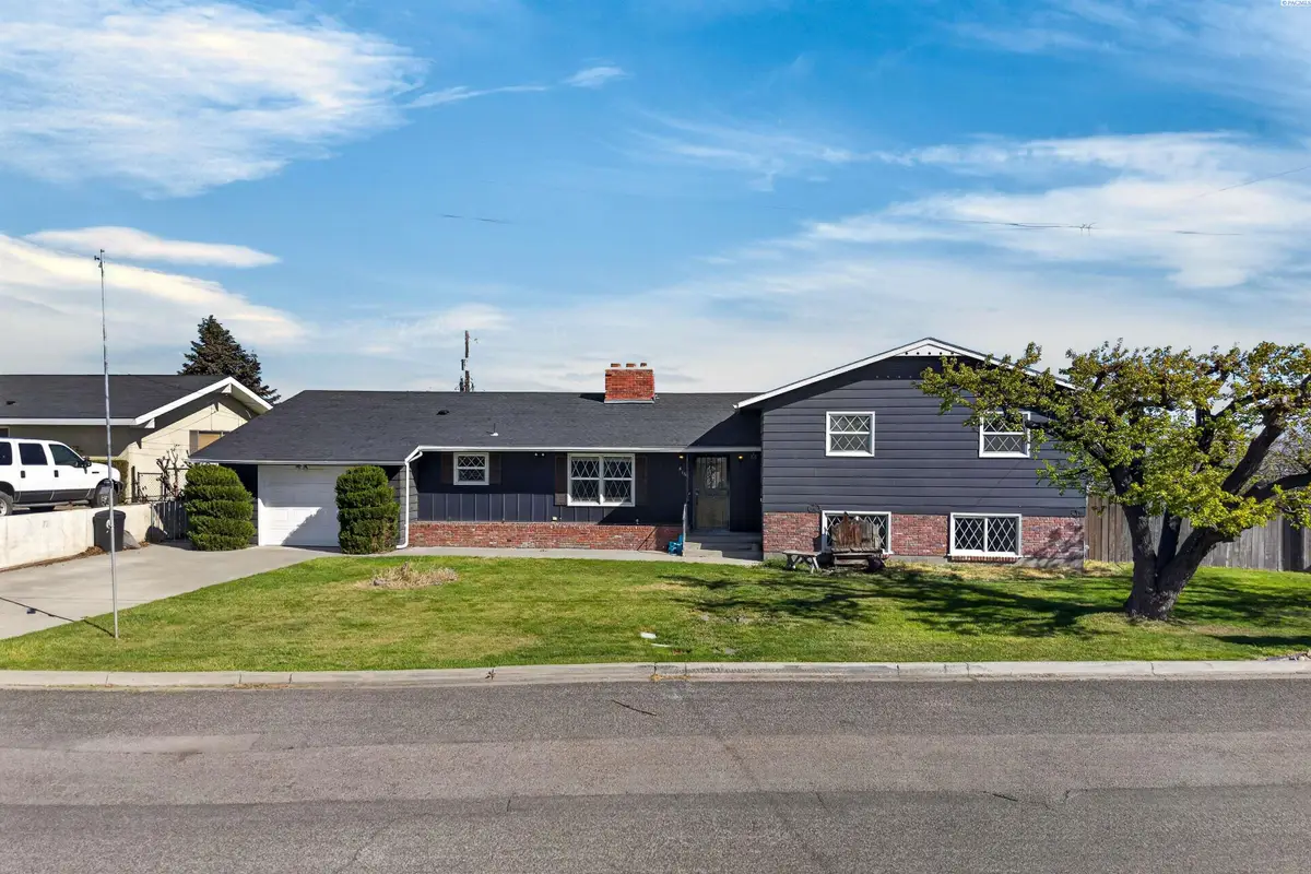 416 W Grandview Ave, Sunnyside, WA 98944 - #1