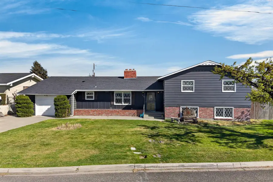 416 W Grandview Ave, Sunnyside, WA 98944 - #3