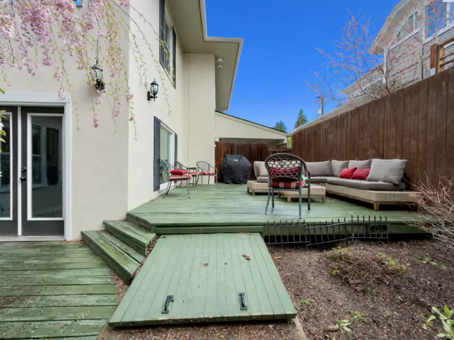208 E James Street, Colfax, WA 99111 - #2