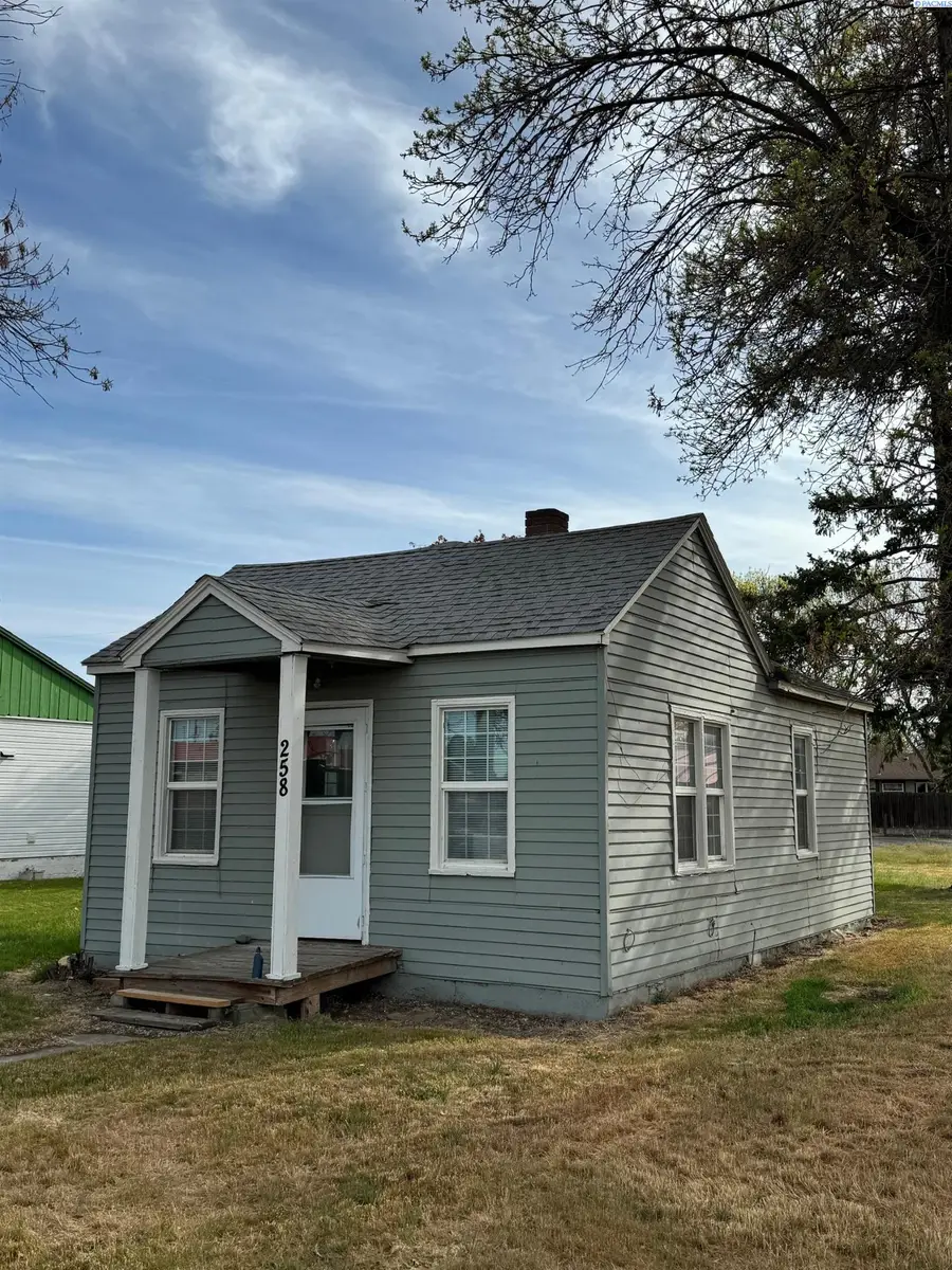 258 S Burke Ave, Connell, WA 99326 - #2