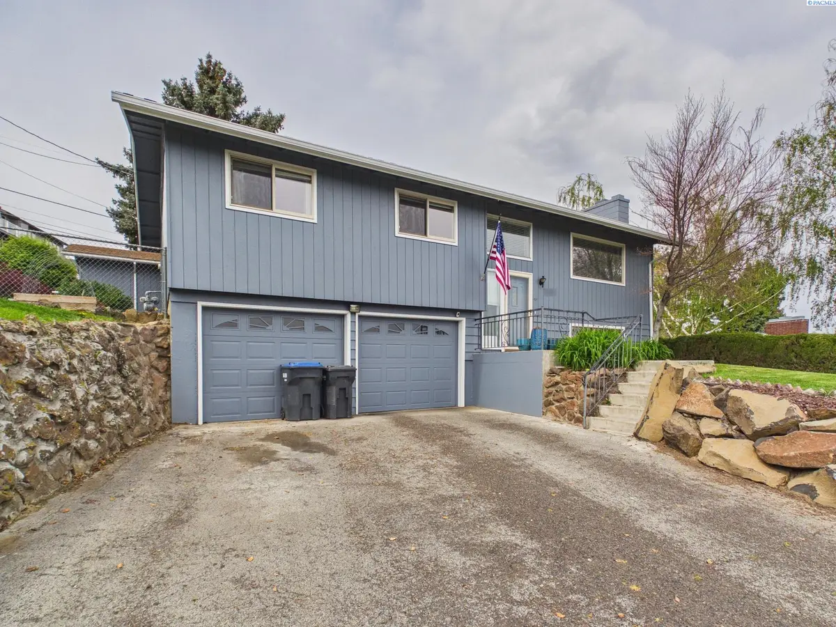 106 N 12th St, Selah, WA 98942 - #1