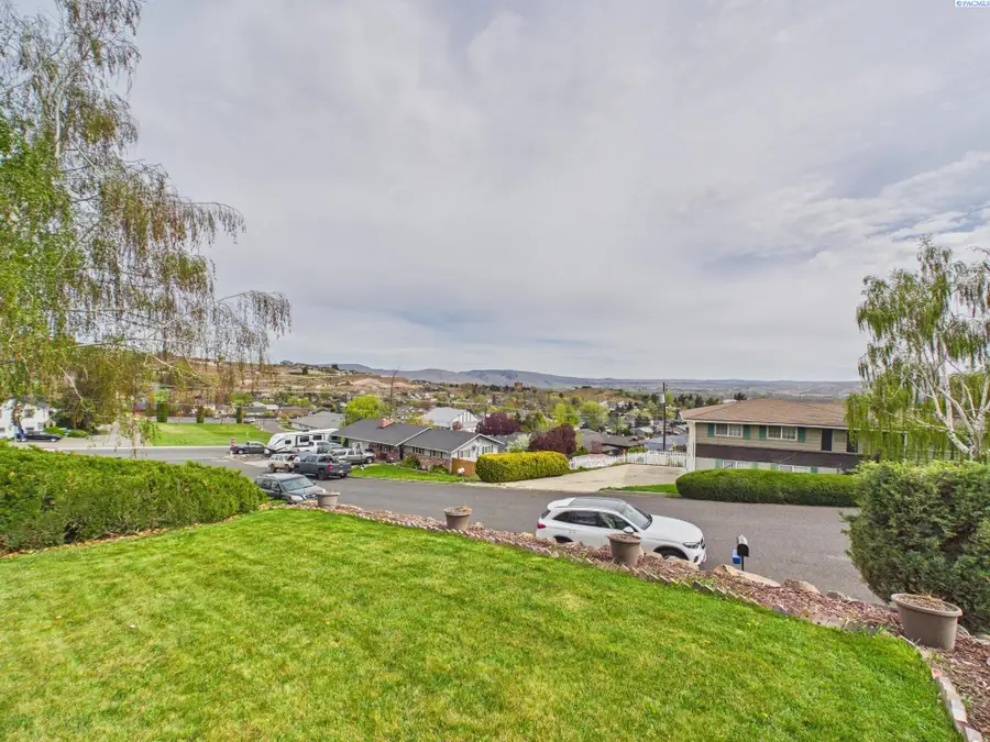 106 N 12th St, Selah, WA 98942 - #3