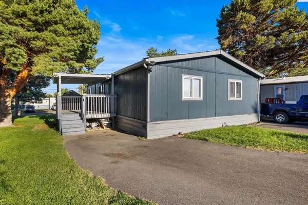 8 Royal Loop, West Richland, WA 99353