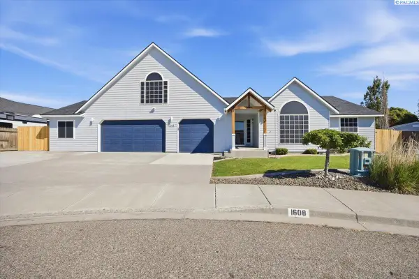 1608 W 25th Pl, Kennewick, WA 99337
