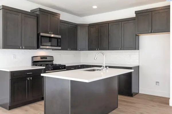 1052 S Underwood Pl, Kennewick, WA 99337