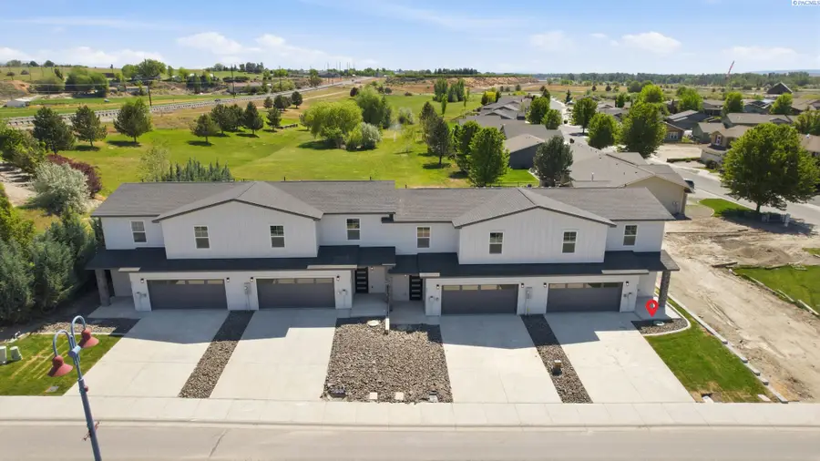 803 Fountain Blvd, Zillah, WA 98953 - #3