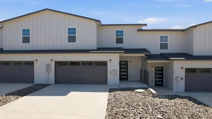 807 Fountain Blvd, Zillah, WA 98953 - #2