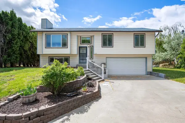 2225 Blue Jay Lane, West Richland, WA 99353