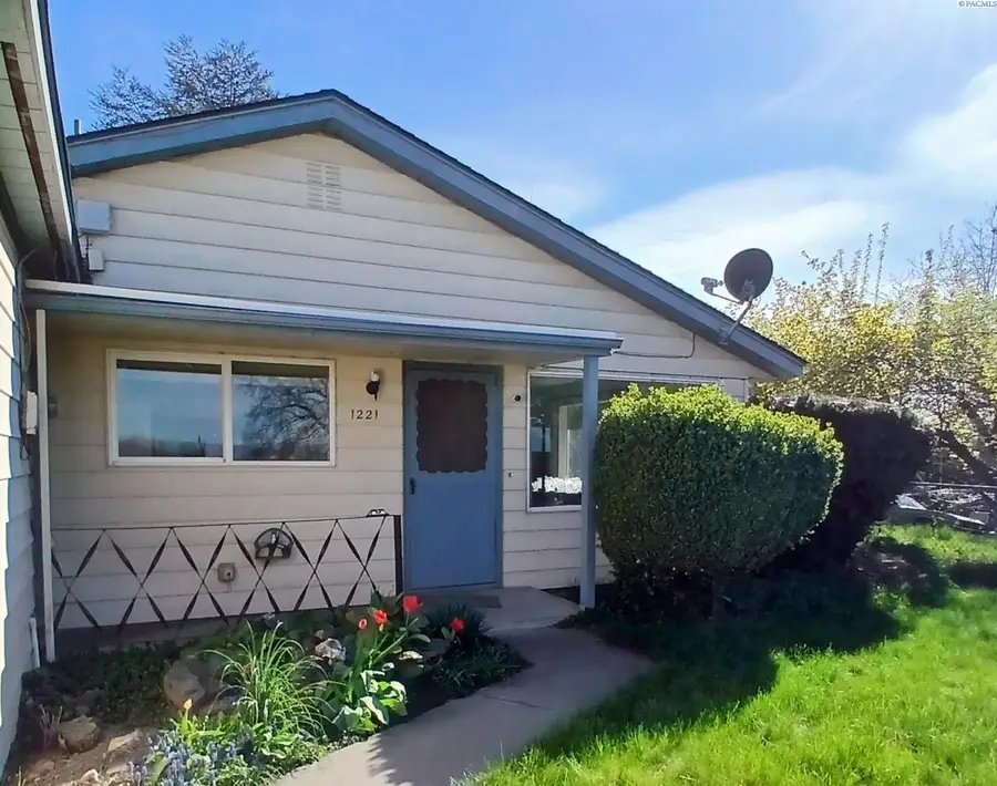 1221 Sunset Pl., Sunnyside, WA 98944 - #2