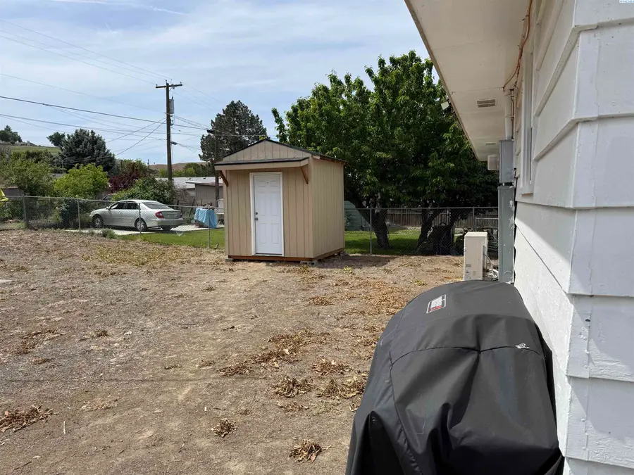 815 Ellen Ave, Prosser, WA 99350 - #2