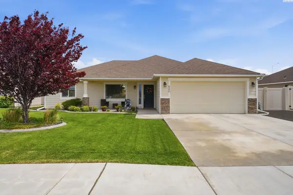 8205 Coldwater Dr, Pasco, WA 99301