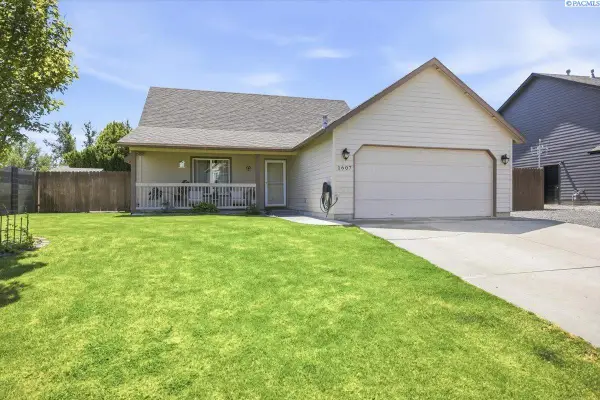 1607 W 33rd Ave, Kennewick, WA 99337