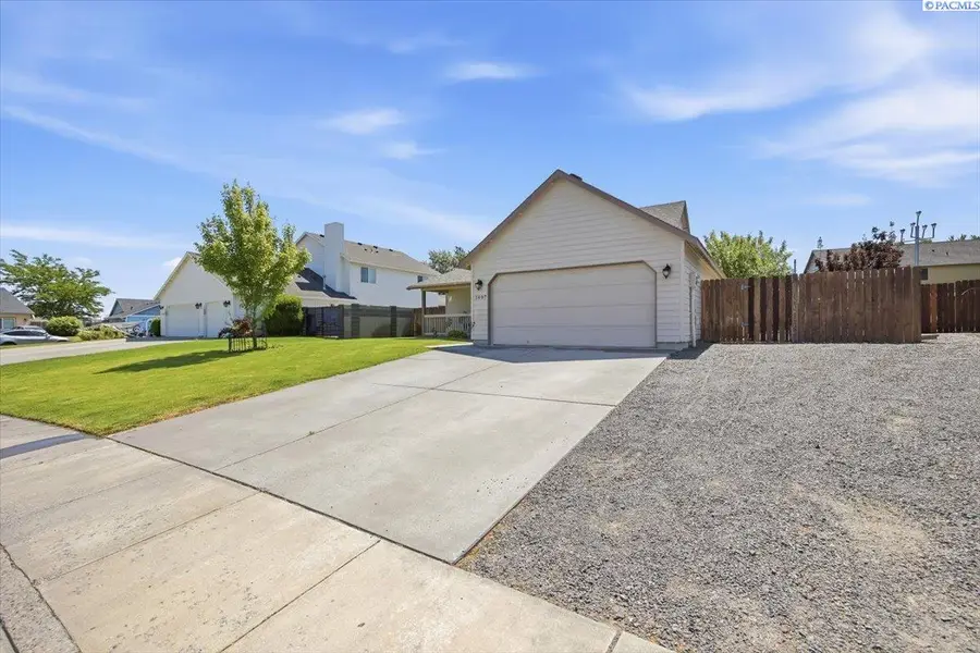 1607 W 33rd Ave, Kennewick, WA 99337 - #2